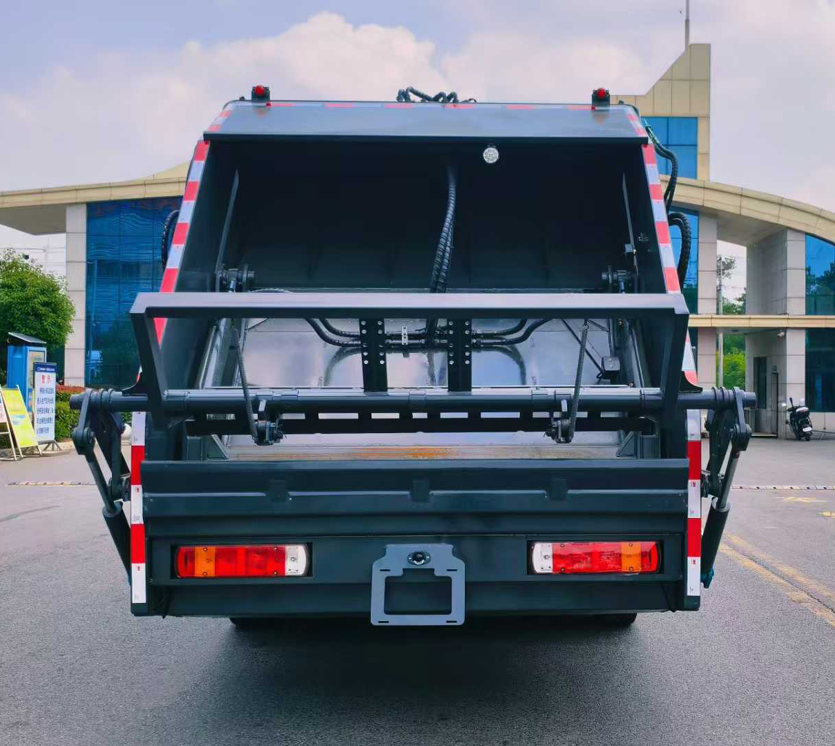 福田歐曼15方純電動壓縮式垃圾運(yùn)輸車圖片5