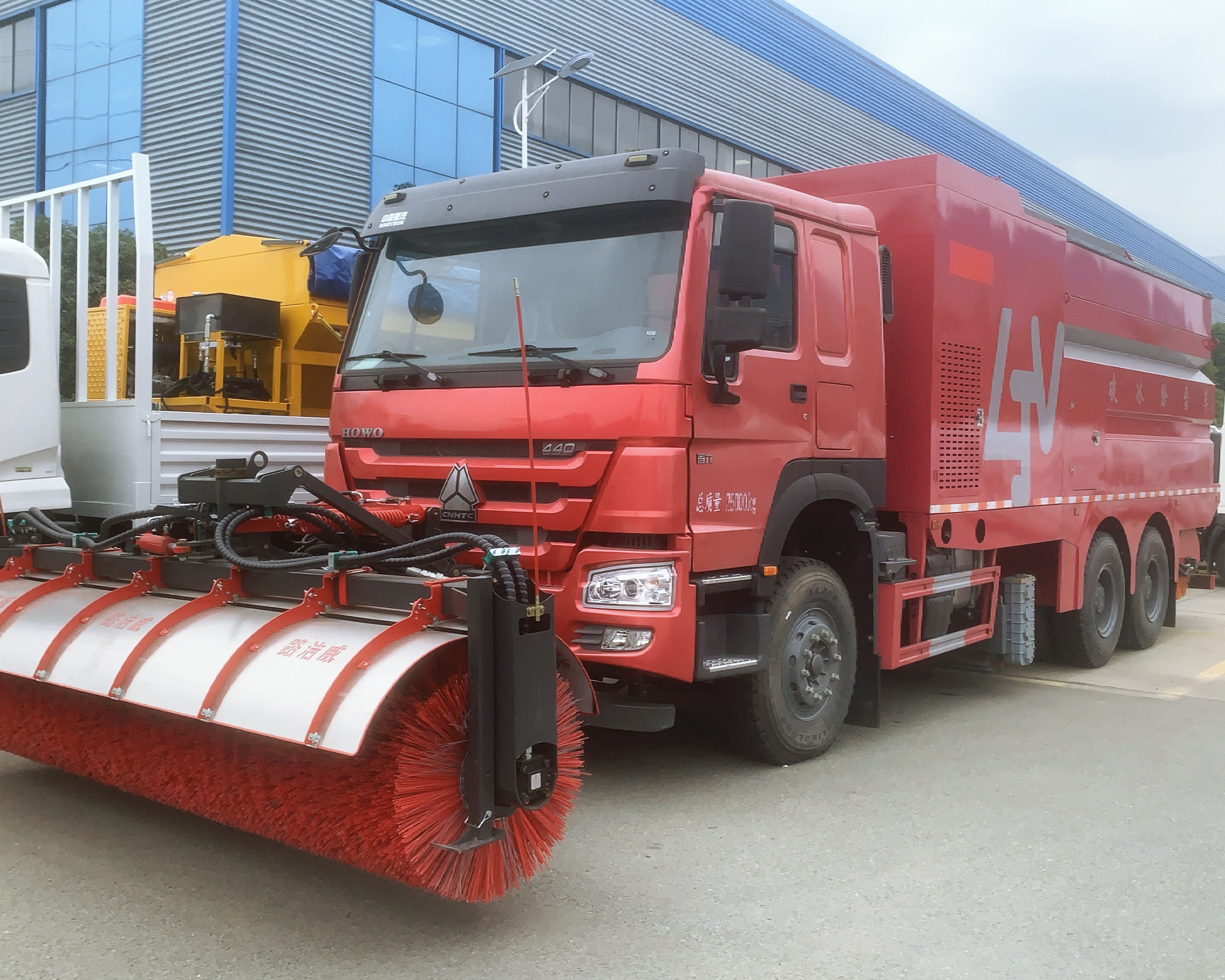 重汽豪沃后雙橋破冰除雪車，加裝撒布機(jī)，可配雪鏟雪滾